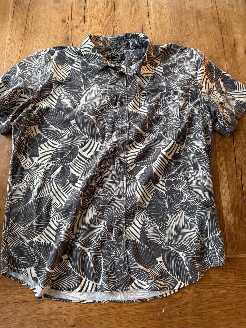 Dark Seas Men's Leaf Print Short-Sleeve Shirt button down size XL